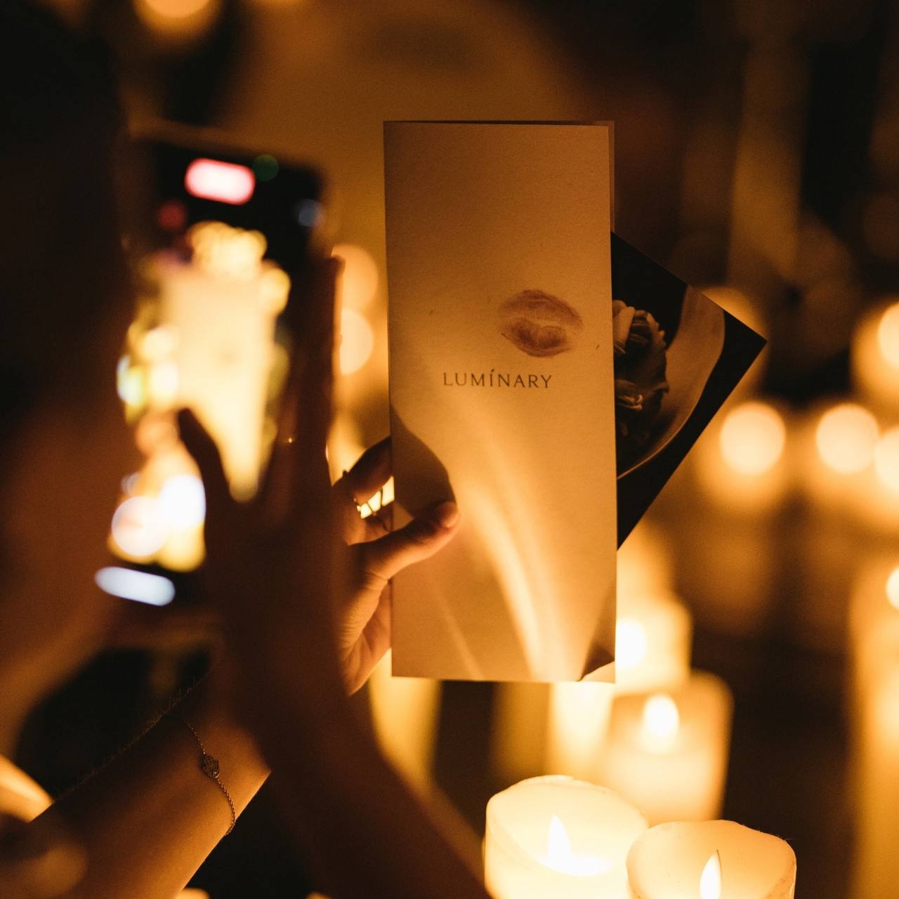 Устрой необычное свидание для себя ✨
 
@luminary.show это невероятная атмосфера в окружении 1000 свечей, приглушенный свет, романтика и живая музыка