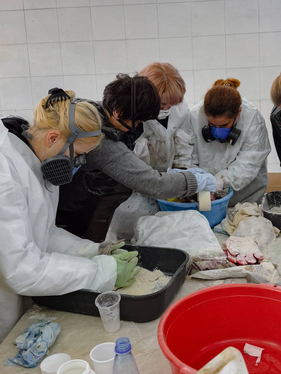 Невозможно оставаться в стороне. Сколько боли в каждом моменте.